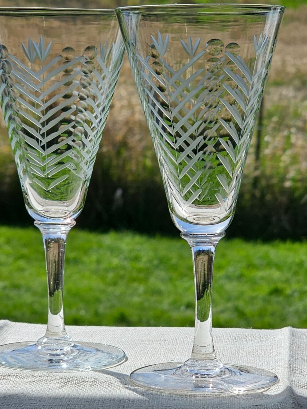 2 Tulip Cut Crystal Wine Glasses 7.25" geometric floral fluted design glass - Picture 5 of 7